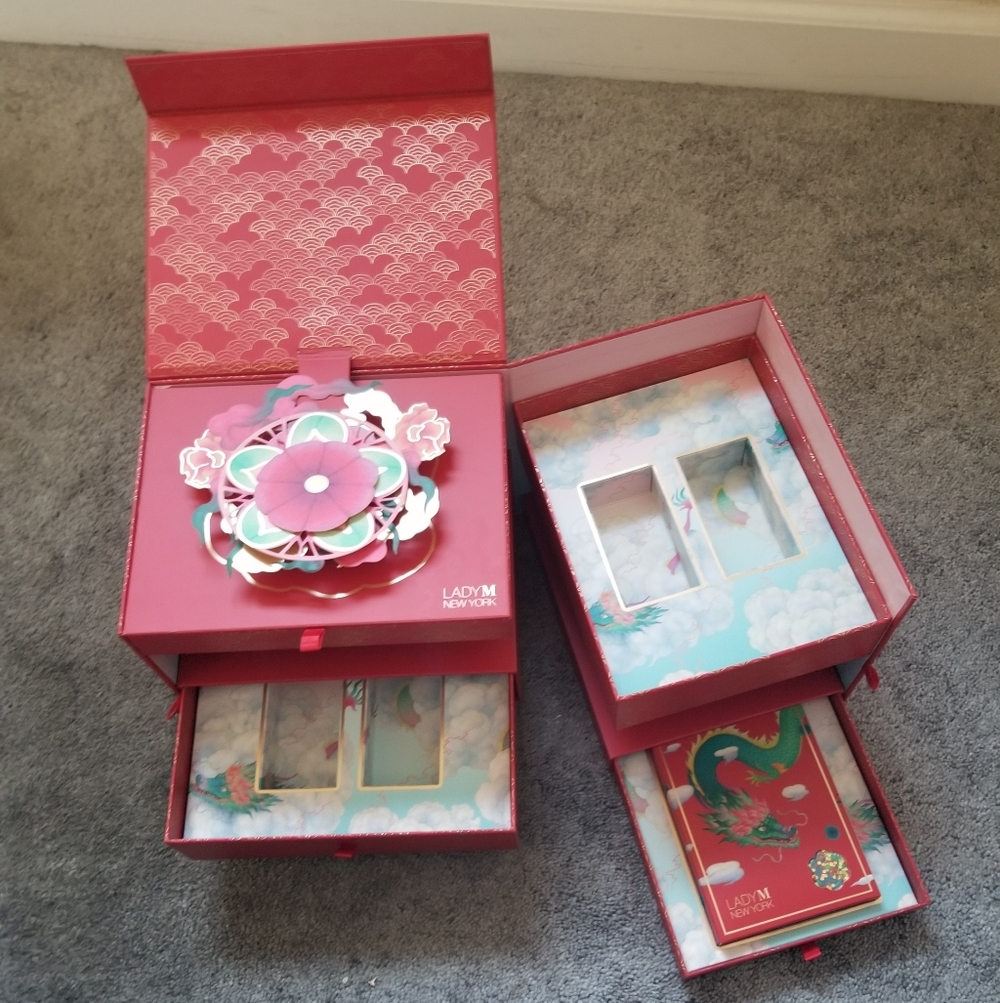 Lady M Lunar New Year Box With 5 Decorative Red Envelopes - Picture 4 of 8